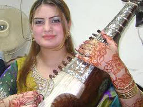 پشتو کی معروف گلوکارہ غزالہ جاوید والد سمیت قتل