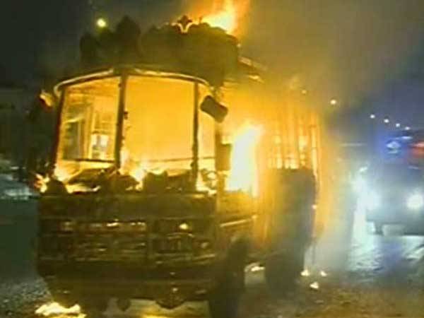  کراچی میں مسافر کوچ کوآگ لگادی گئی 