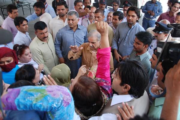 پنجاب اسمبلی کی حکومتی اور اپوزیشن خواتین اراکین کے اپنی ’عزت ‘ بچانے کیلئے مظاہرے 