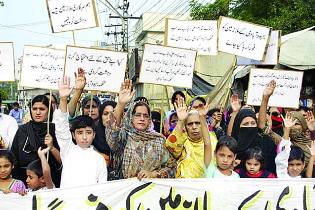 لاہور: محکمہ بہبود آبادی کے گرفتار ملازمین کے رشتہ دار ان کی رہائی کے لیے مظاہرہ کررہے ہیں