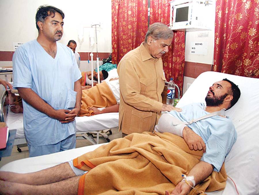 لاہور، وزیراعلیٰ شہبازشریف سروسز ہسپتال میں سانحہ رسول پارک کے زخمیوں کی عیادت کررہے ہیں 