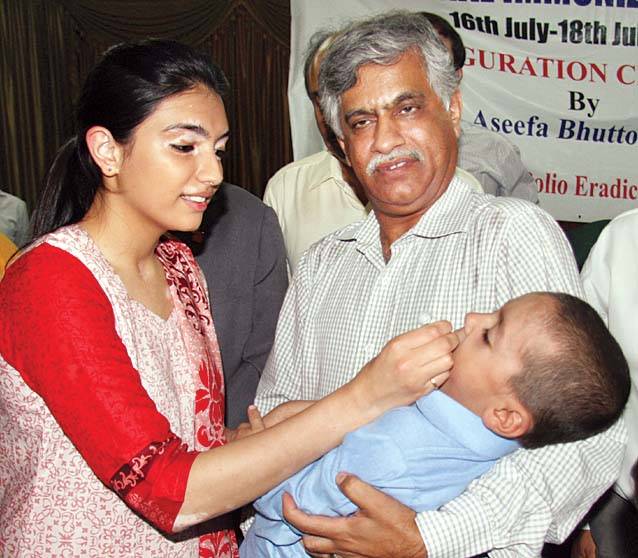 کراچیپاکستان میں پولیو کے خاتمہ کی سفیر آصفہ بھٹو ایک بچے کو پولیو کے قطرے پلارہی ہیں