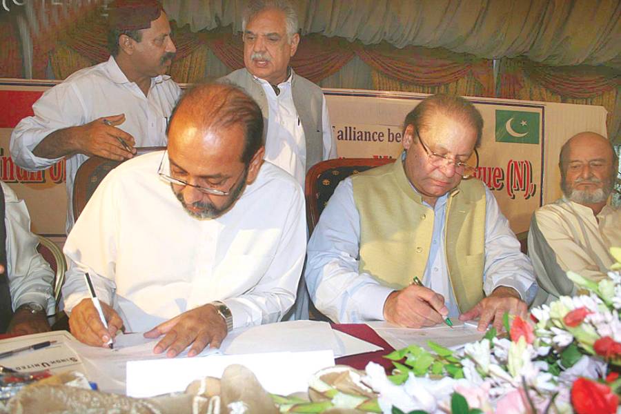 کراچی: نواز شریف اور چیئرمین یونائیٹڈ پارٹی جلال محمود شاہ دونوں پارٹیوں کے اتحاد پر مشترکہ اعلامیہ پر دستخط کر رہے ہیں