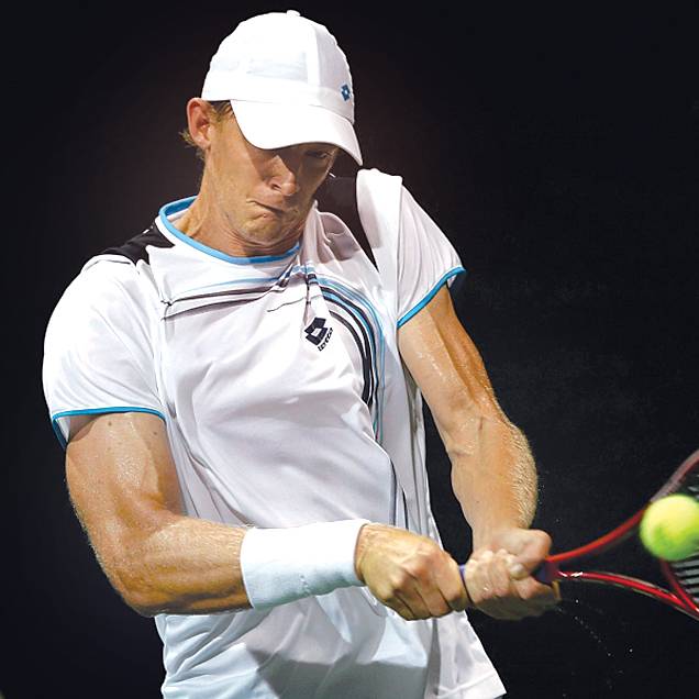 ورلڈ ٹینس اوپن،برطانوی ٹینس سٹار جان میکل حریف کے خلاف ریٹرن شاٹ کھیل رہے ہیں