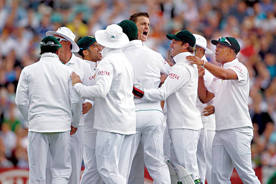 اوول، جنوبی افریقن کرکٹ ٹیم کے کھلاڑی انگلش بیٹسمین کے آﺅٹ ہونے پر خوشی کا اظہار کررہے ہیں
