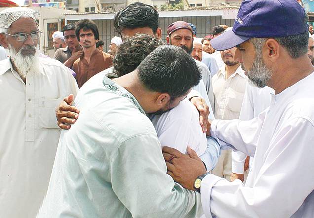 کراچی: الآصف سکوائرمیں دو گروپوں کے درمیان لڑائی کے بعد ایک شخص کی ہلاکت پر اس کے لواحقین رو رہے ہیں۔