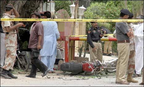 کراچی میں چینی سفارتخانہ اڑانے کی کوشش ، ایک بم فاصلے پر پھٹا ،دوسرا ناکارہ بنادیا گیا،رینجر اہلکار سمیت دو افراد زخمی