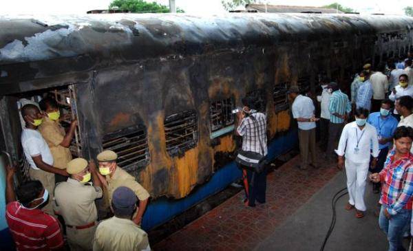 بھارت : چلتی ریل گاڑی میں آتشزدگی ، 47مسافر جاں بحق
