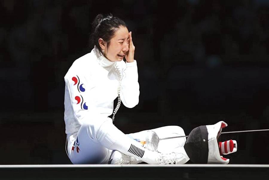 لندن اولمپکس ، تائیوان فنسنگ ٹیم کی کھلاڑی شوئی یالف ایونٹ میں حریف سے شکست کھانے کے بعد رورہی ہے