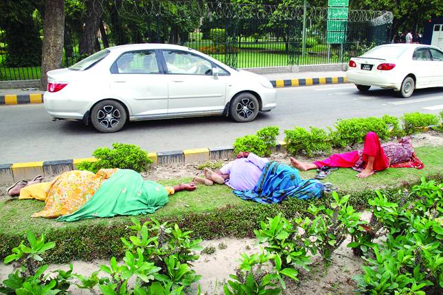 8 کلب روڈ پر دور دراز سے اپنی درخواستیں لے کر آنے والی خواتین سڑک کنارے سخت گرمی میں سو رہی ہیں