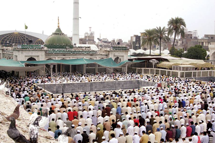 جمعتہ الوداع کے موقع پر جامع مسجد داتا دربار میں نماز جمعہ کا روح پرور منظر ()