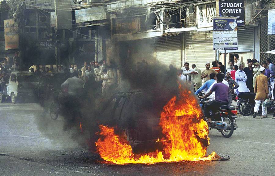 کراچی: صدر کے علاقے زیب النساءسٹریٹ میں ایک کار سے آگ کے شعلے بلند ہورہے ہیں 