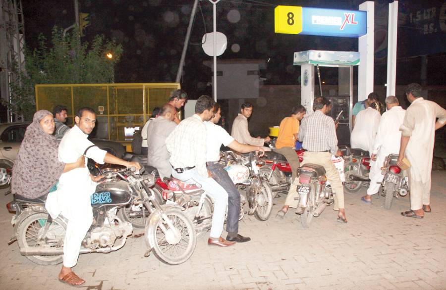 لاہور، پٹرول مہنگا ہونے کے بعد شہری قطار بنائے پٹرول ڈلوا رہے ہیں 