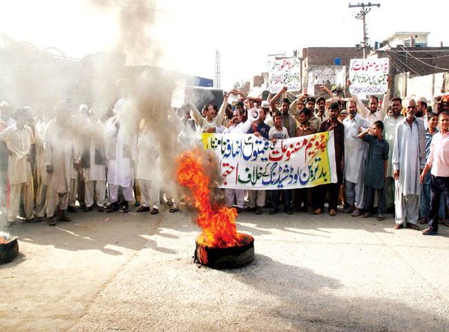 آل پاکستان ٹرک ٹرالہ موٹرز اونرز ایسوسی ایشن کے ارکان ٹائیر جلا کر احتجاج کر رہے ہیں(