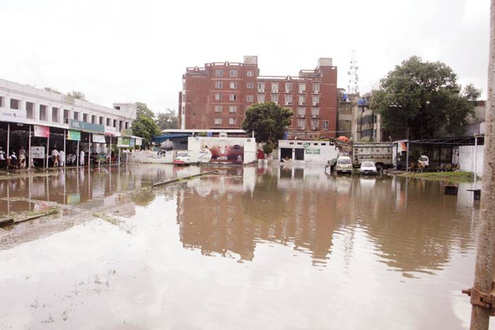 لاہور:گزشتہ روز ہونیوالی بارش کے بعد حج کیمپ کا اندرونی منظر