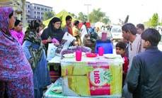 لاہور: خواتین خریداری کر رہی ہیں