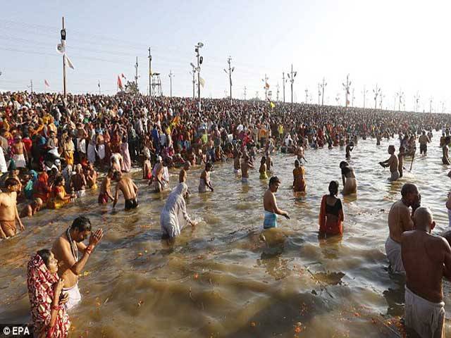لاکھوں ہندو پوتر ہونے کیلئے گنگا کنارے جمع ہوگئے 