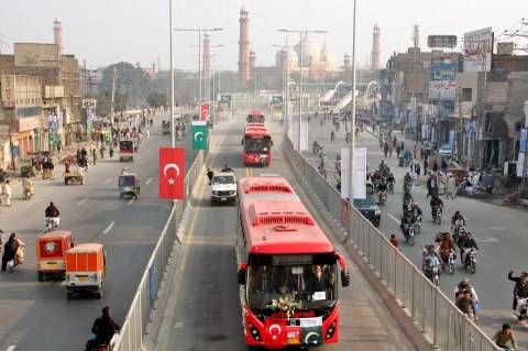 دلہن کی طرح سجی سرخ بسوں کا افتتاح،مختلف ممالک کے سفارتکار اورپنجاب کے حکمران بسوں میں سوار،ہر بس سٹاپ پر ثقافتی شو