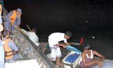 ڈھاکہ :بنگلہ دیش کے دارالحکومت کے نزدیک ایک کشتی ڈوبنے سے کم از کم پچاس مسافر لاپتہ ہوگئے ہیں۔دریائے میگھنا میں ڈوبنے والی ایم وی سروش نامی اس کشتی پر سو کے قریب مسافر سوار تھے۔ضلعی منتظم سیف اللہ بادل کے مطابق پچیس افراد تیر کر ساحل تک پہنچنے میں کامیاب رہے جبکہ درجنوں افراد کو امدادی کوششوں کے نتیجے میں بچا لیا گیا۔ان کا کہنا تھا کہ اب بھی پچاس افراد لاپتہ ہیں 