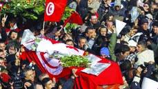 تیونس :تیونس کے دارالحکومت میں ہزاروں افراد حزب اختلاف کے اہم رہنما شکری بلعید کی نمازِ جنازہ اور تدفین میں شرکت کرنے کے لیے جمع ہوئے ۔اڑتالیس سالہ شکری بلعید کو گزشتہ بدھ ایک قاتل نے انتہائی قریب سے گولی مار کر قتل کر دیا تھا جس کے بعد قاتل فرار ہونے میں کامیاب ہو گیا۔ملک کے تمام شہروں میں پرتشدد احتجاجی مظاہروں کی توقع کی جا رہی ہے اور ایک عام ہڑتال کا اعلان بھی کیا گیا ہے۔مختلف تنظیموں نے اس قتل کا الزام ملک کی حکمران جماعت النہضہ پر عائد کیا ہے جس سے النہضہ انکار کرتی ہے 