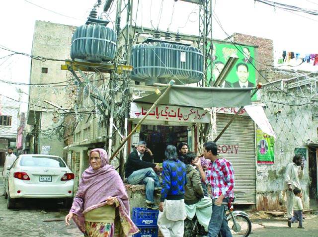 غازی آباد عثمان چوک میں لگے ٹرانسفرمر کے نیچے پان فروش نے دکان بنا رکھی ہے 