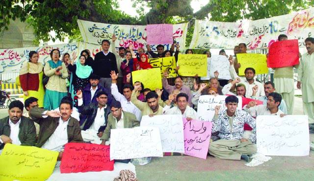 فیصل چوک مال روڈ پر میرانی ڈیم متاثرین احتجاج کر رہے ہیں، فوٹو پاکستان