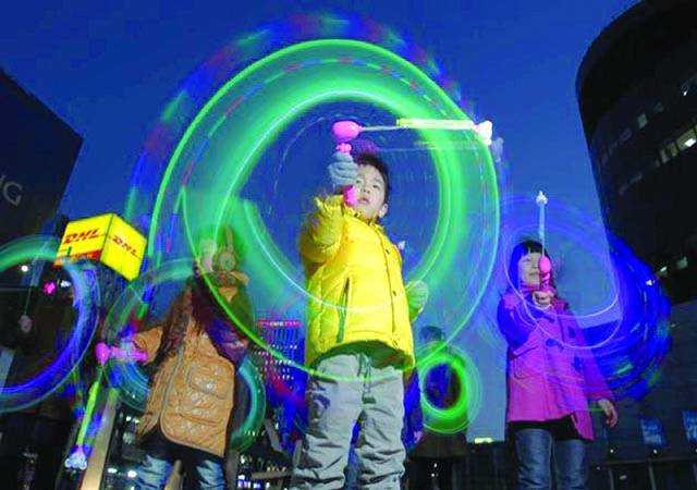 سئیول: جنوبی کوریامیں ایک میلے کے دوران بچے مختلف رنگوں والی روشنیوں سے کھیل رہے ہیں