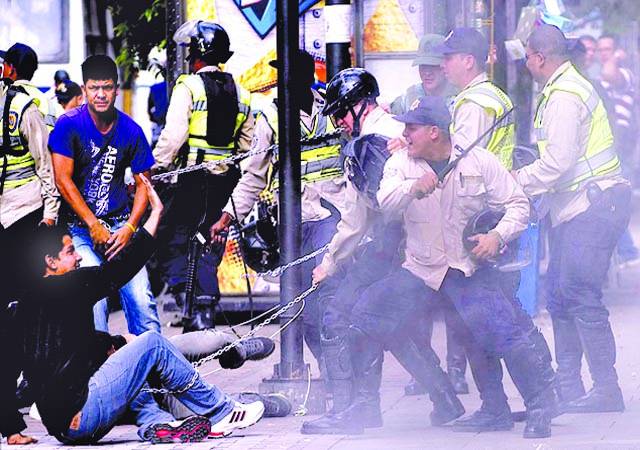کراکس: پولیس اہلکار احتجاجی مظاہرے کے دوران طلباءکو مار پیٹ کا نشانہ بنا رہے ہیں