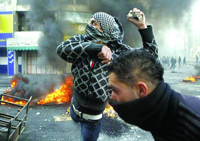 غزہ: فلسطینی مظاہرین اسرائیلی فوجیوں پر پتھراﺅکررہے ہیں