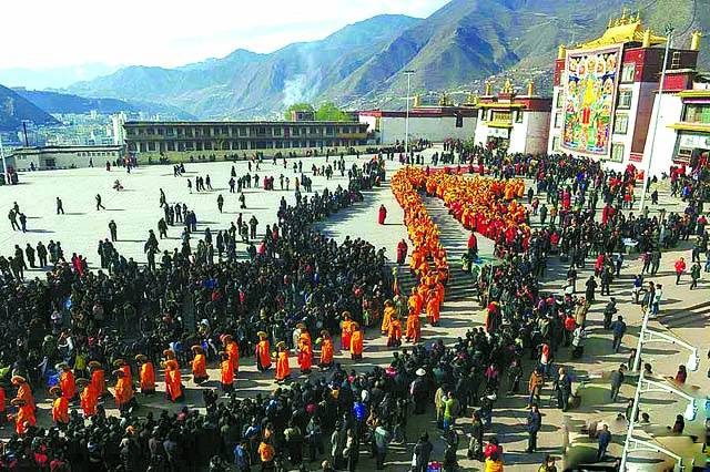 تبت: ہزاروں عقیدت مند روائتی مذہبی تقریب میں شریک ہیں