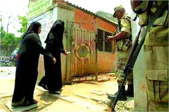 بنگلور: دومسلمان خواتین ووٹ کاسٹ کرنے کیلئے پولنگ سٹیشن میں داخل ہورہی ہیں