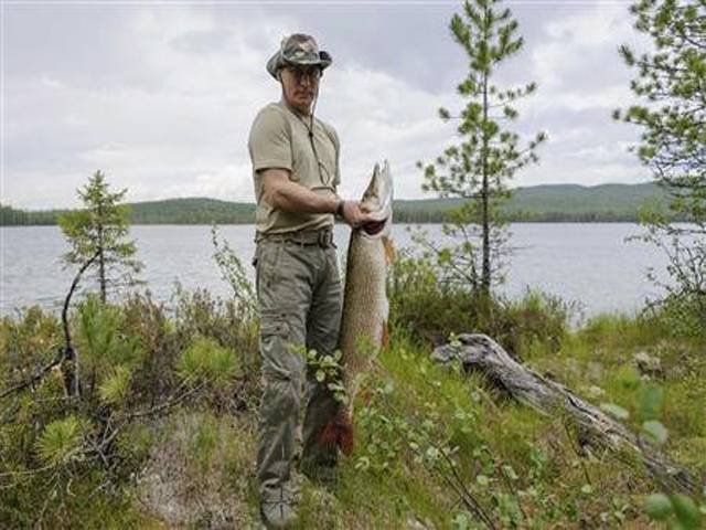 روسی صدر پوٹن نے 21کلوگرام کی مچھلی شکار کرلی 