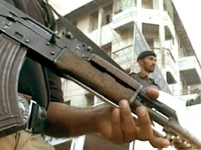کراچی میں بنک ڈکیتی ، ڈاکو عملے کے فون اور اسلحہ بھی لے گئے 