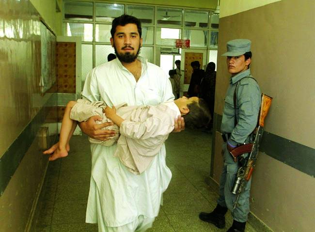کابل :بم دھماکے میں زخمی ہونے والے بچے کو طبی امداد کے لئے ہسپتال لے جایا جا رہا ہے