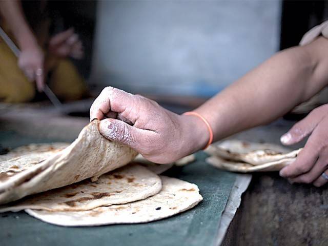 خیبرپختونخواہ حکومت نے نان بائیوں کے سامنے گھٹنے ٹیک دیئے، 170 گرام روٹی کی قیمت 10 روپے مقرر