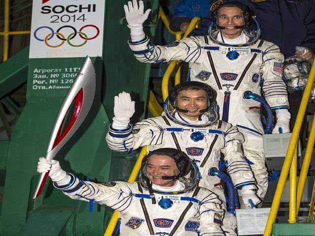خلائی جہاز سوچی اولمپک گیمز کی مشعل کو خلاءکی سیرکرانے کے بعد زمین پر واپس آگیا