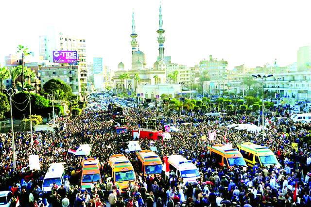 قاہرہ : درجنوں پولیس اہلکاروں اور ایک شہری کی ہلاکت پر لو گ نماز جنازہ ادا کرنے کیلئے موجود ہیں