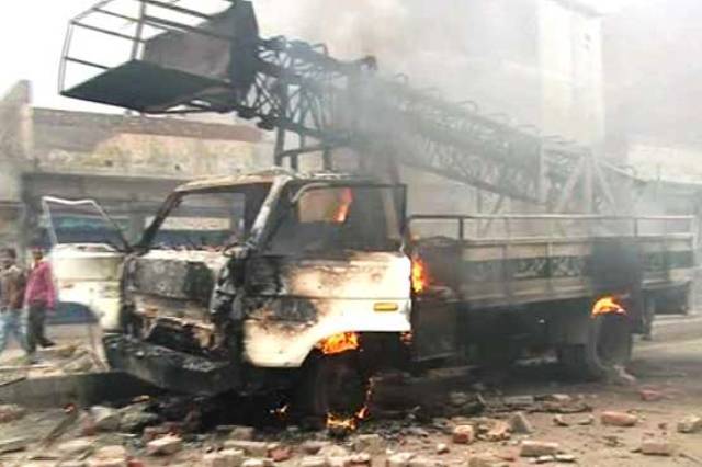 لاہور میں تجاوزات کے خلاف آپریشن ،مشتعل شہریوں نے چار گاڑیاں جلا دیں