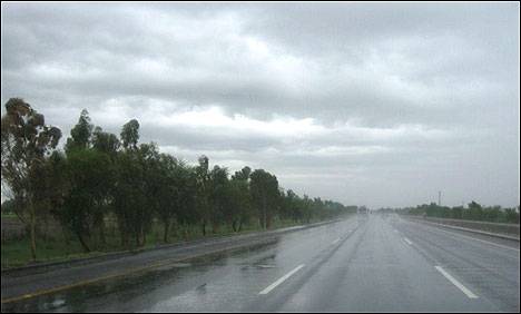 پنجاب کے بالائی علاقوں میں بارش ‘ موسم خوشگوار ہو گیا