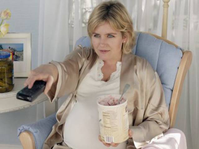 حاملہ خواتین کے لئے کھانا کھاتے ٹی وی دیکھنا خطرناک