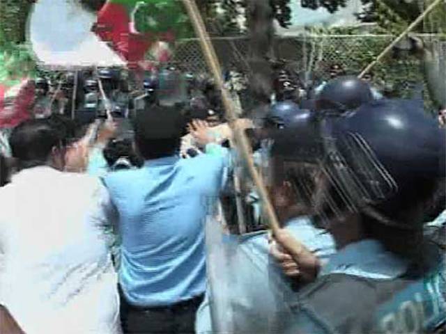 تحریک انصاف کا الیکشن کمیشن کے سامنے احتجاج، پولیس کا لاٹھی چارج,چار کارکن زخمی