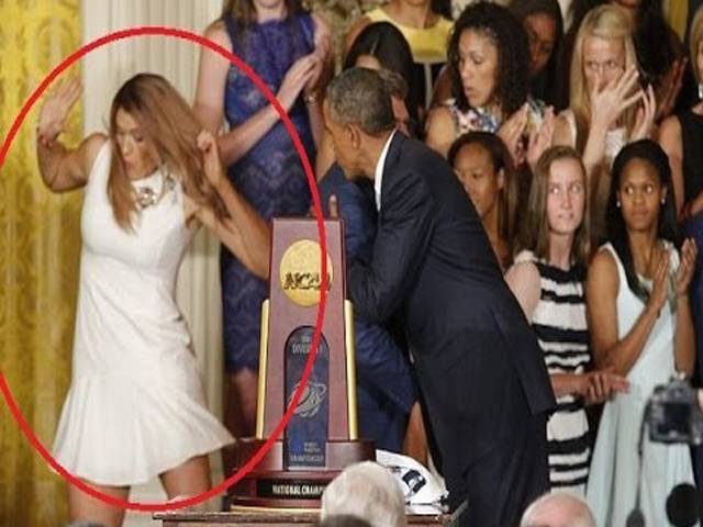 اوباما کا تقریب کے دوران خاتون کھلاڑی سے مذاق،بال بال بچ گئیں 