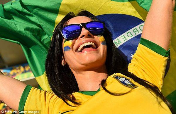 فٹبال کا عالمی میلہ برازیلین خواتین شائقین نے لوٹ لیا