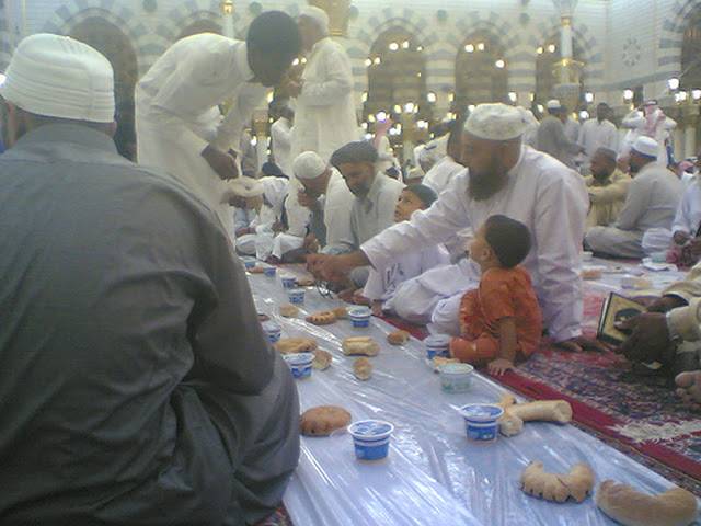 رمضان المبارک کے دوران مکہ میں دوکروڑروپے کا کھانا ضائع