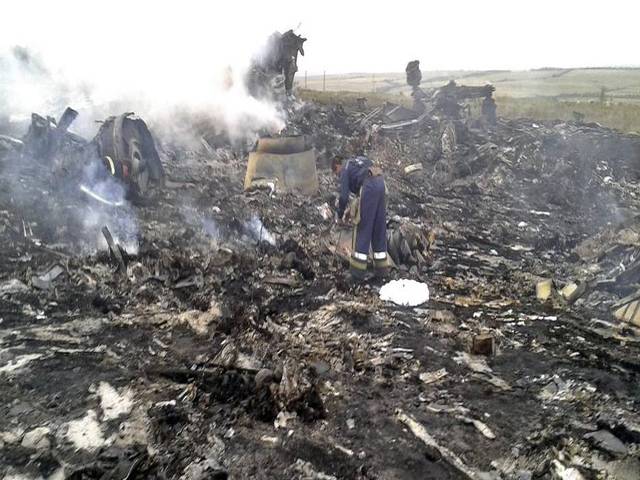 ملائیشین ائیر لائنز کا طیارہ یوکرین میں گر کر تباہ، 295 افرادجاں بحق، ممکنہ طورپر میزائل مارا گیا