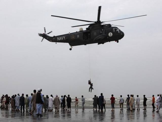 سانحہ کراچی :پاکستان نیوی کے غوطہ خوروں نے مزید آٹھ لاشیں نکال لیں ،سند ھ حکومت کا امداد کا اعلان