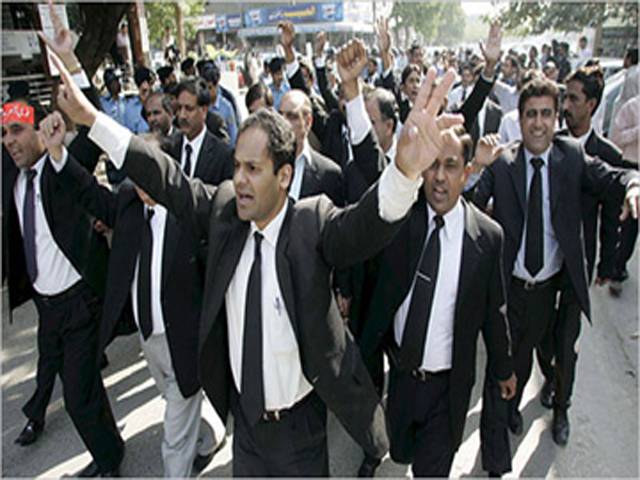 تحریک انصاف کے کارکنوں کی گرفتاری ،فیصل آباد ڈسٹرکٹ بار کا بائیکاٹ