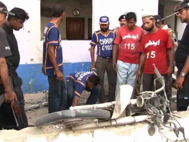  شاہراہ فیصل پر دستی بم حملہ ،4 پولیس اہلکار زخمی ،چوکی تباہ 