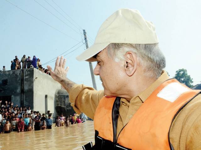 شہباز شریف کا متاثرہ علاقوں میں کشتی پر سفر، سیلابی ریلے سے گزر کر بدوملہی گئے 