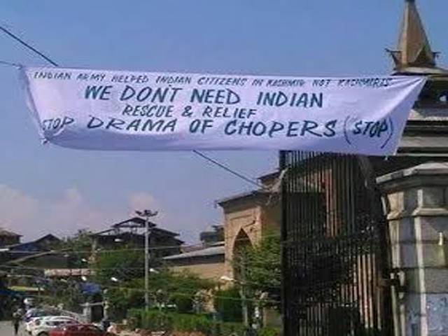 سیلاب میں پھنسے کشمیریوں کا بھارتی فوج کے امدادی ہیلی کاپٹروں پر پتھراﺅ، مظاہرہ